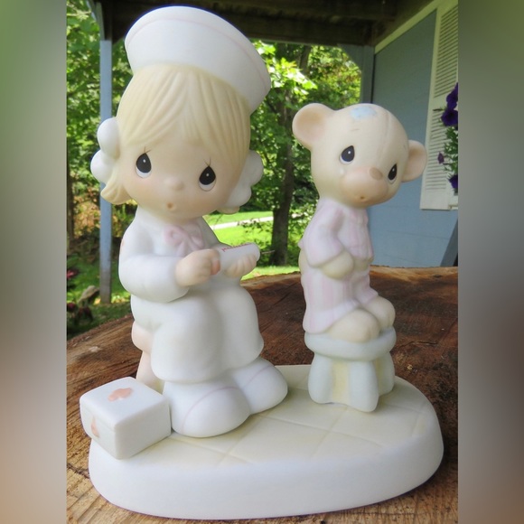 Previous Moments figurine “Love Beareth All Things” - Picture 3 of 7